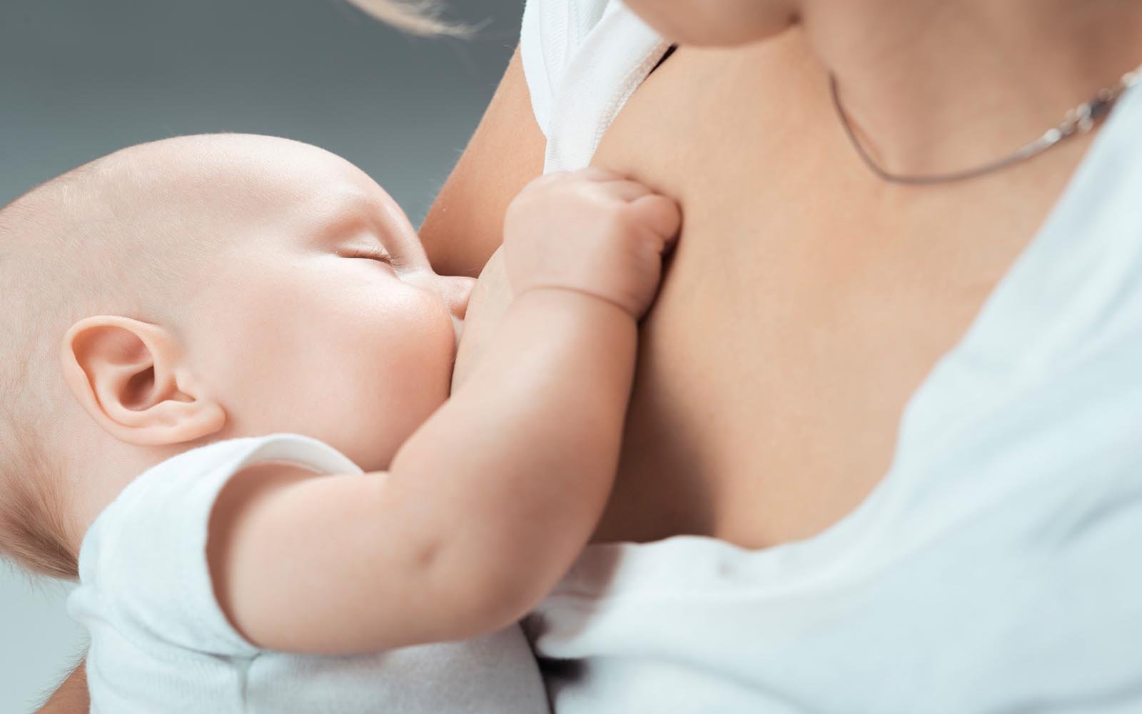 How to Pump and Breastfeed at the Same Time - Petite Capsule